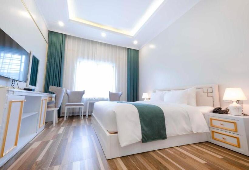 اتاق لوکس, Minh Long