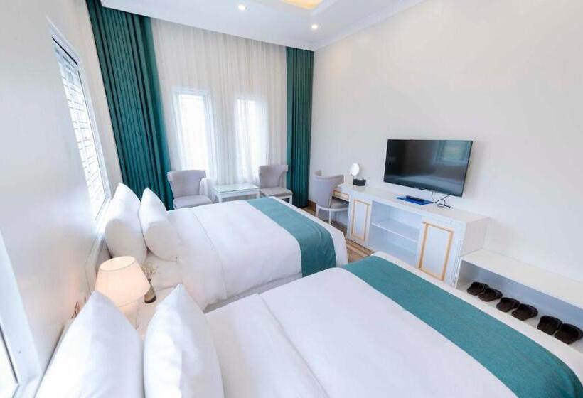 اتاق استاندارد سه نفره, Minh Long