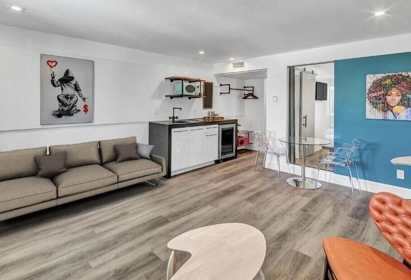 جناح سرير كينج, The Saint