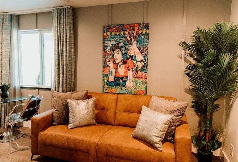 إستوديو ديلوكس, The Saint