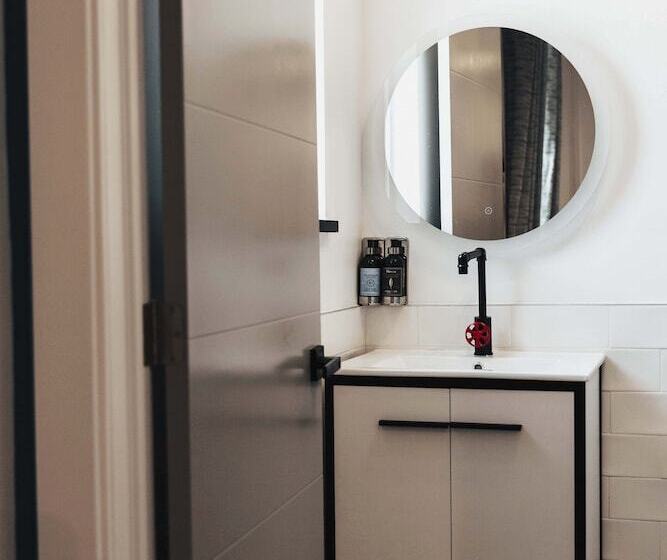 جناح سرير كينج, The Saint