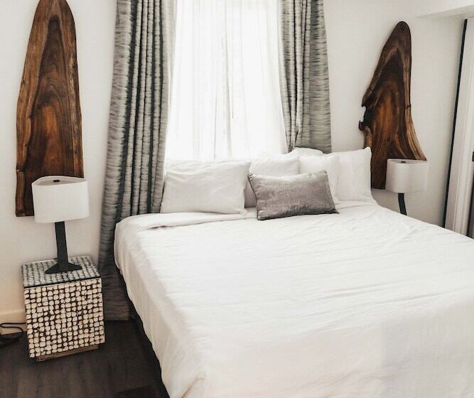 جناح سرير كينج, The Saint