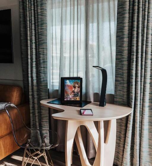 إستوديو قياسى, The Saint