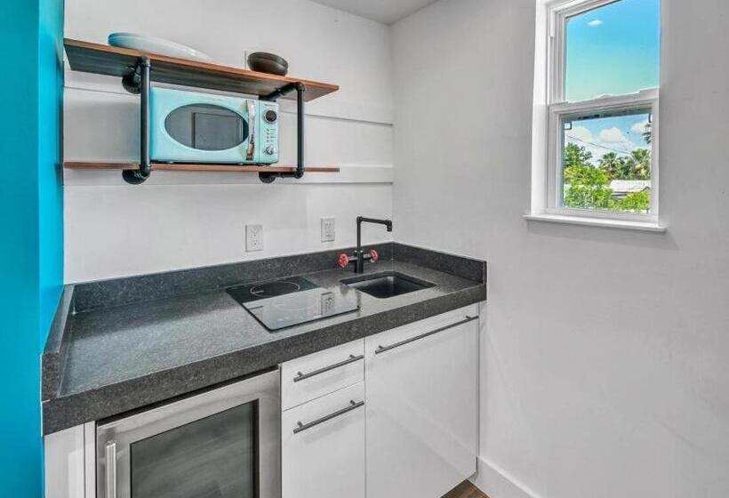 带大床的标准间, The Saint