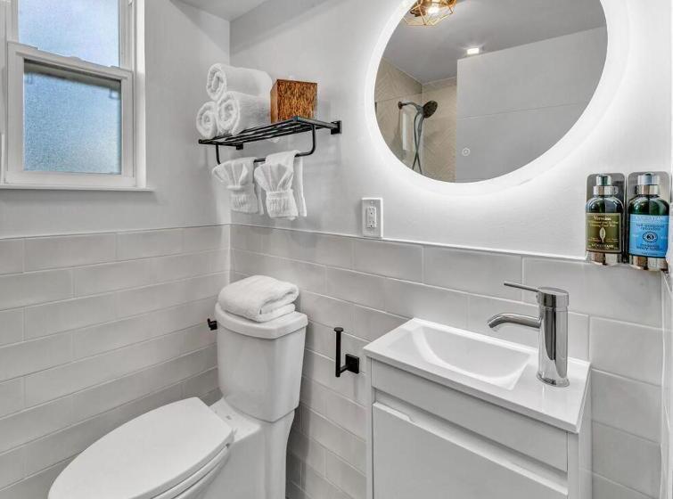 غرفة قياسية سرير كينج, The Saint