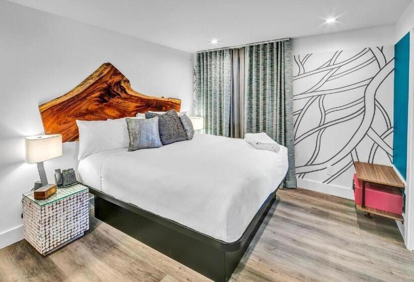 带大床的标准间, The Saint