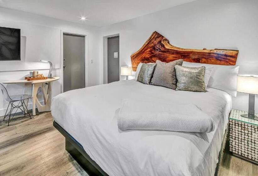 غرفة قياسية سرير كينج, The Saint