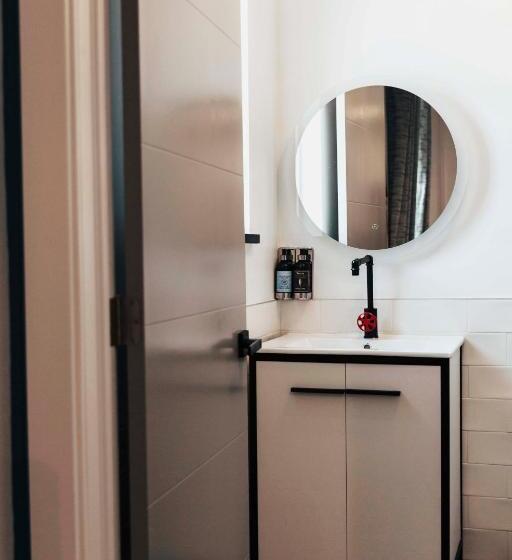 جناح سرير كينج, The Saint