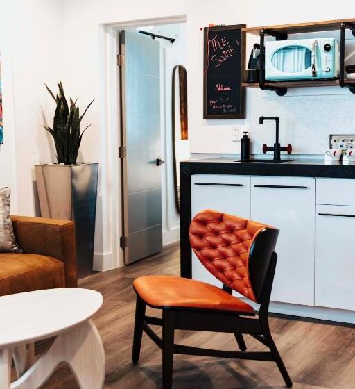 جناح سرير كينج, The Saint