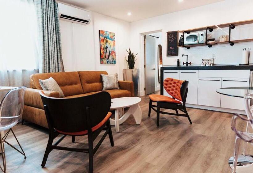 带大床的套房, The Saint