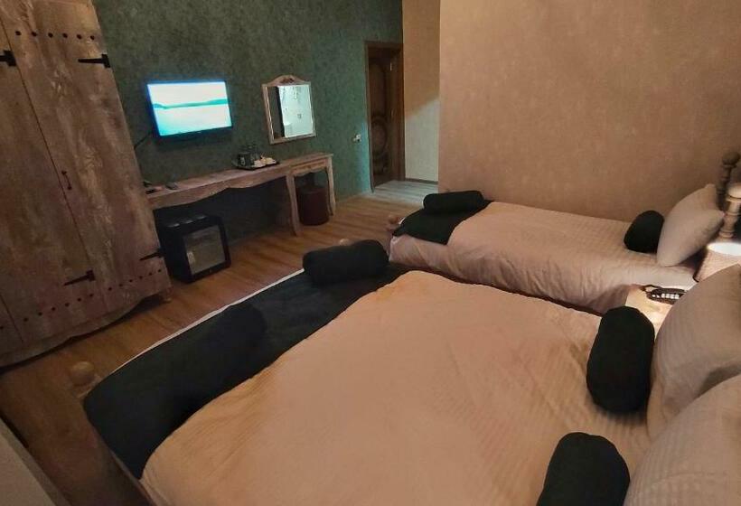 اتاق استاندارد سه نفره, Old Town Sheki