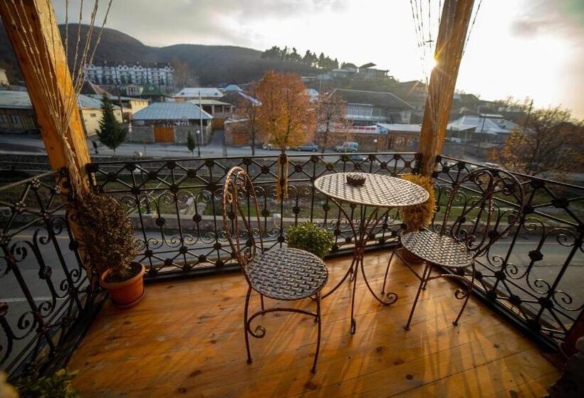 اتاق استاندارد با بالکن, Old Town Sheki