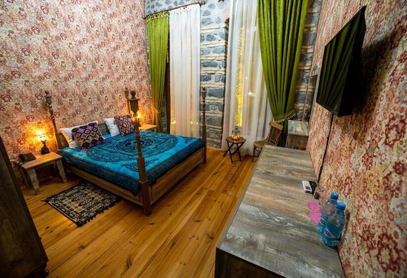 اتاق استاندارد با بالکن, Old Town Sheki