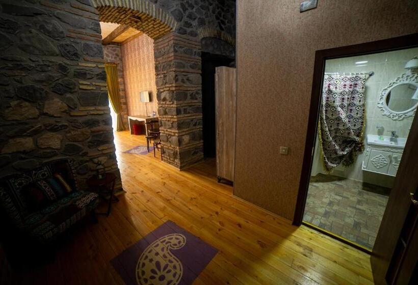 اتاق استاندارد چهارنفره با بالکن, Old Town Sheki