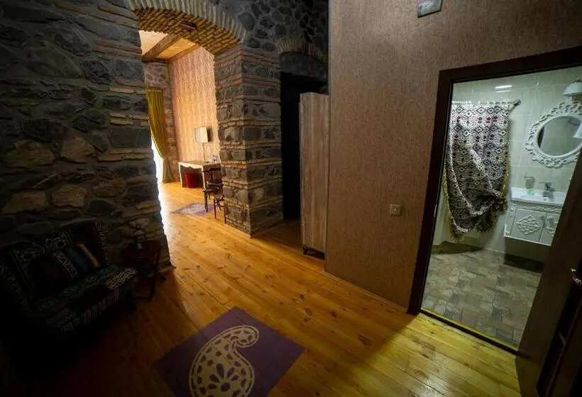 اتاق استاندارد چهارنفره با بالکن, Old Town Sheki