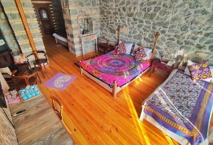 اتاق استاندارد چهارنفره با بالکن, Old Town Sheki