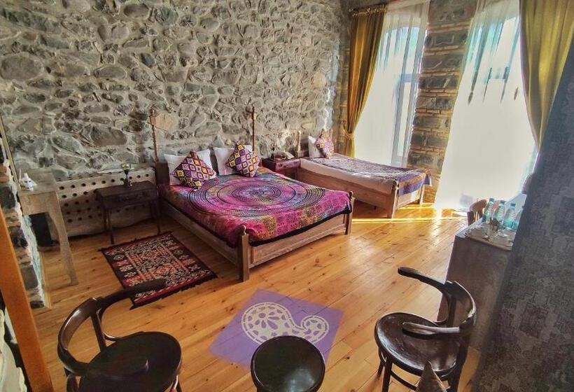 اتاق استاندارد چهارنفره با بالکن, Old Town Sheki