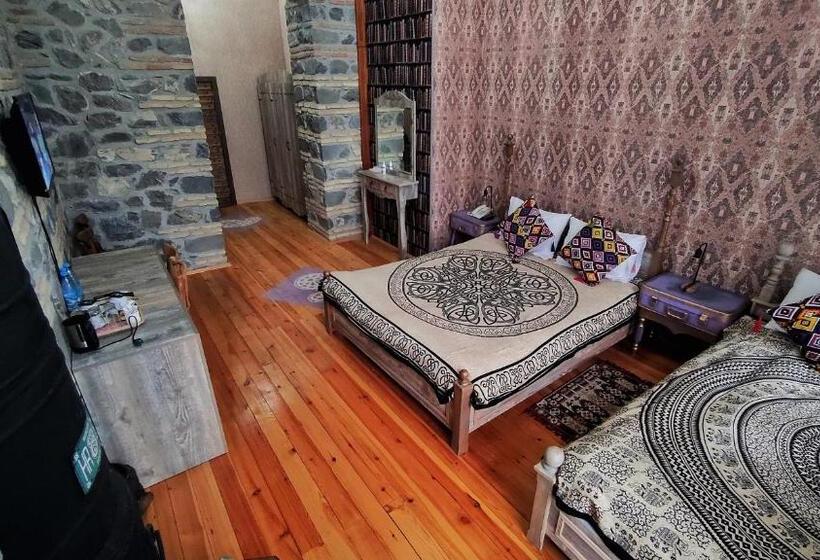 اتاق استاندارد سه نفره, Old Town Sheki