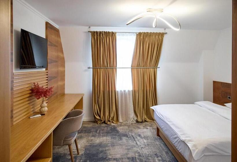 带大床的标准间, Eden