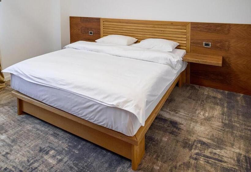 带大床的标准间, Eden