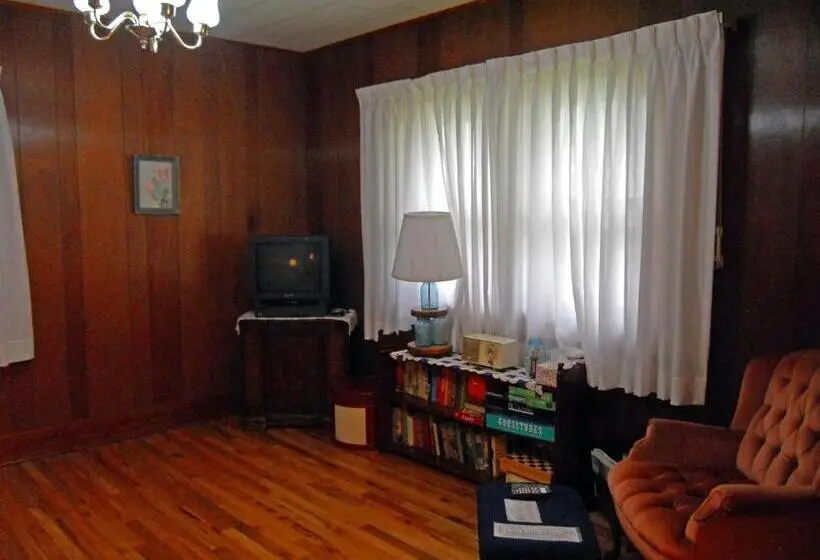 キングサイズベッドのデラックススイート, Little River Inn Motel