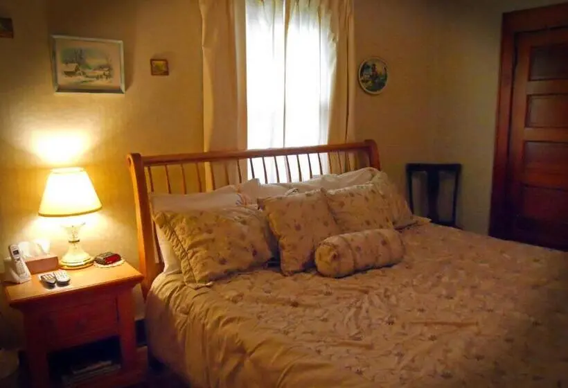 キングサイズベッドのデラックススイート, Little River Inn Motel