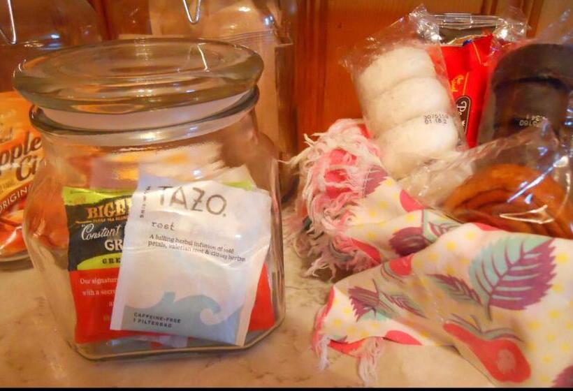 디럭스 스위트 킹 침대, Little River Inn Motel