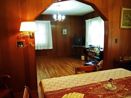 디럭스 스위트 킹 침대, Little River Inn Motel