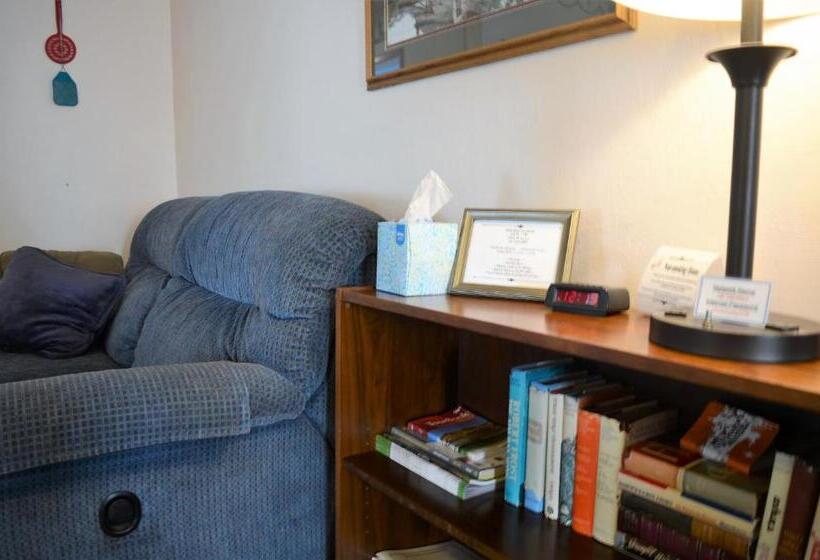 오두막, Little River Inn Motel