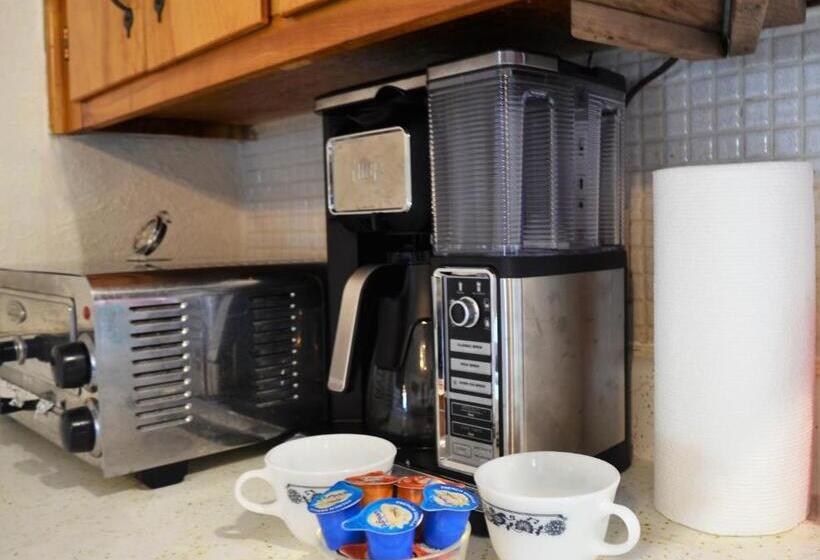 오두막, Little River Inn Motel