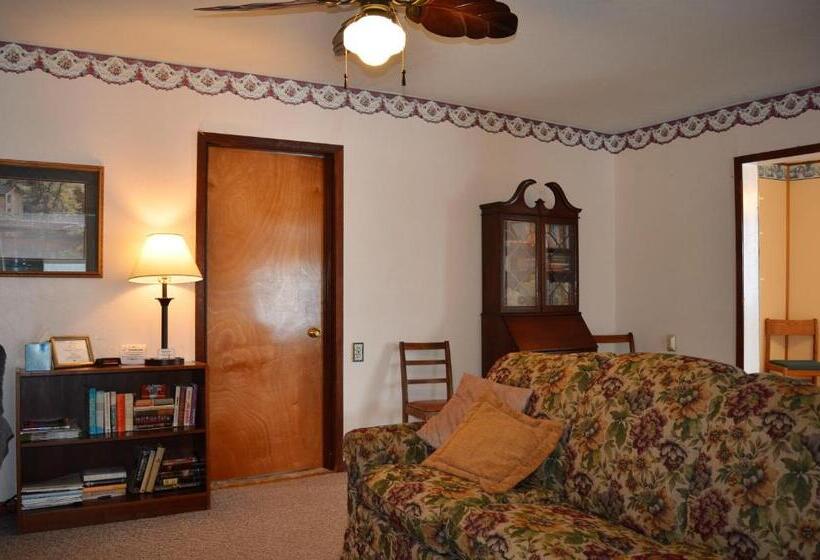 Хижина, Little River Inn Motel