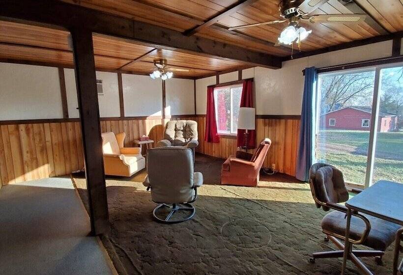 Хижина, Little River Inn Motel