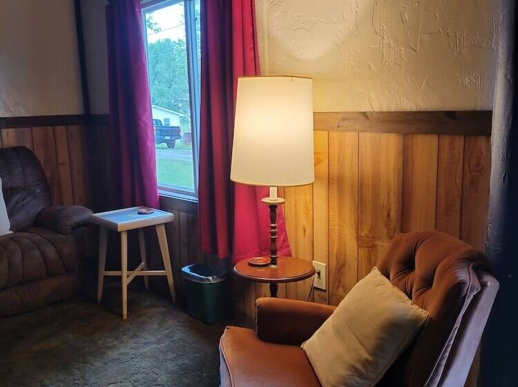 오두막, Little River Inn Motel