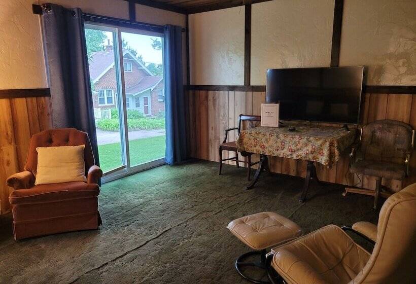 오두막, Little River Inn Motel