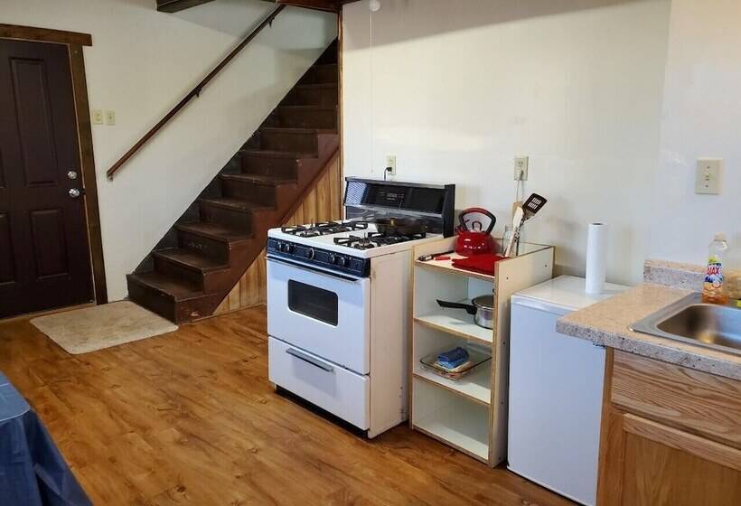 오두막, Little River Inn Motel