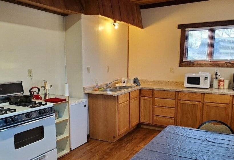 오두막, Little River Inn Motel