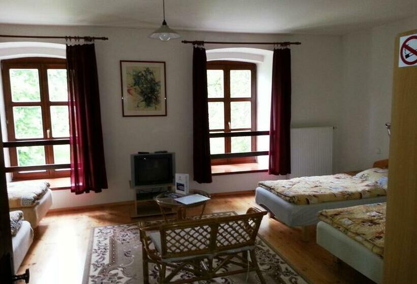 豪华房间, Castle Mlýn Maděrovka