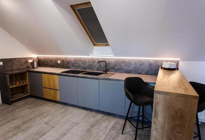 Апартаменты 2 Спальни, Novy Kastiel Self Check In