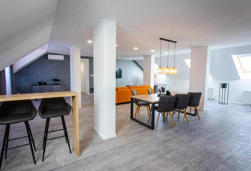 Апартаменты 2 Спальни, Novy Kastiel Self Check In