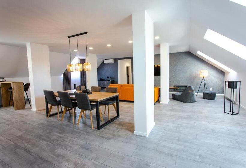 Апартаменты 2 Спальни, Novy Kastiel Self Check In