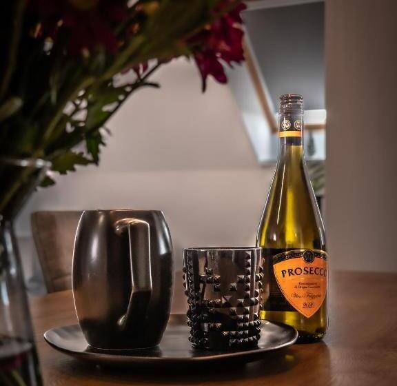 Апартаменты 2 Спальни, Novy Kastiel Self Check In