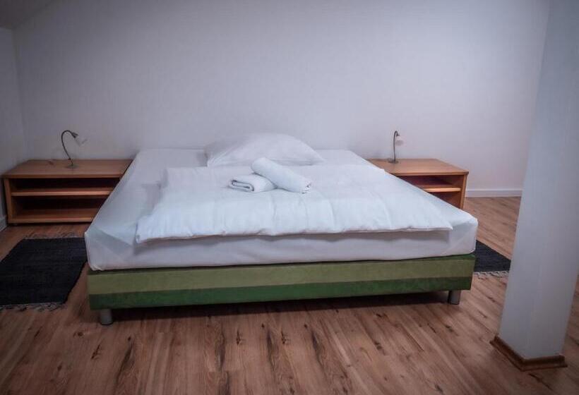 Семейное Студио, Novy Kastiel Self Check In