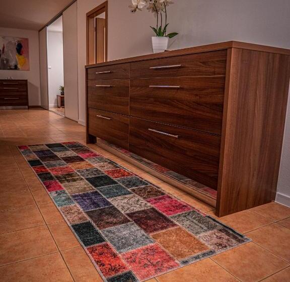 Семейное Студио, Novy Kastiel Self Check In