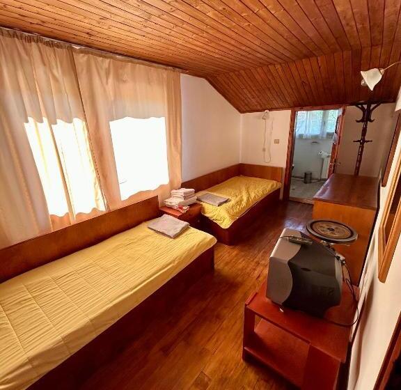 Номер Стандарт Трехместный, Luylyana Guesthouse