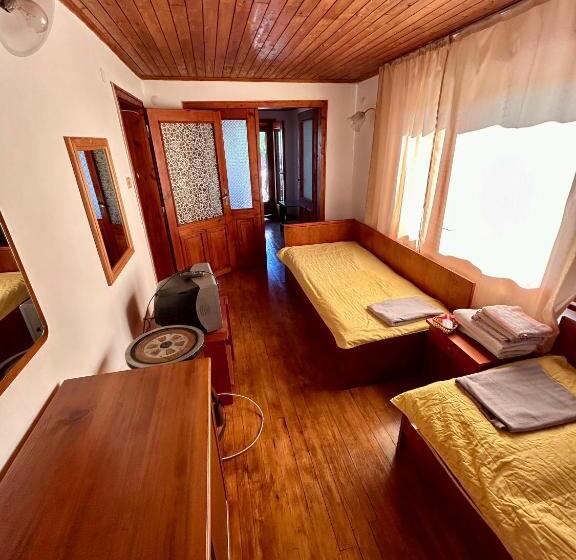 Номер Стандарт Трехместный, Luylyana Guesthouse