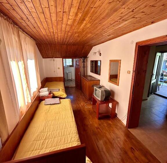 Номер Стандарт Трехместный, Luylyana Guesthouse