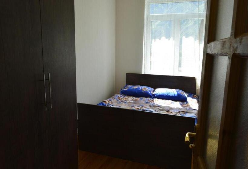 اتاق استاندارد چهارنفره با سرویس بهداشتی مشترک, Zaza's House