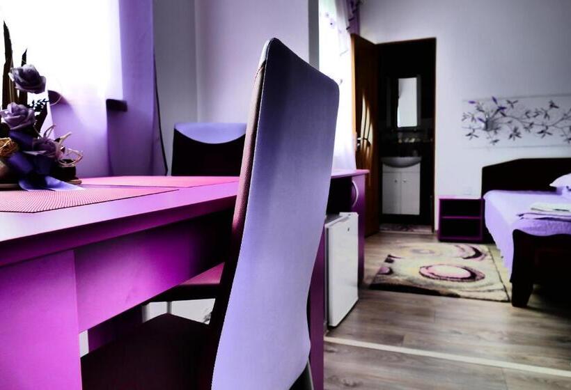 Семейный Номер, Pensiunea Roua Florilor