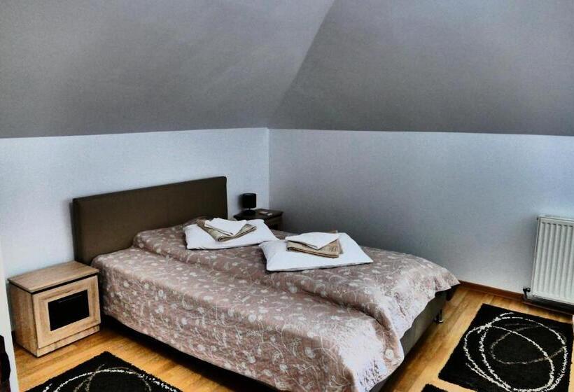 Апартаменты 2 Спальни, Pensiunea Roua Florilor