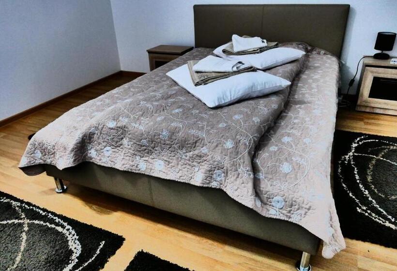 Апартаменты 2 Спальни, Pensiunea Roua Florilor